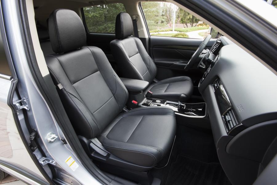 Интерьер Mitsubishi Outlander GT 2016 года  (фото 23 из 56)